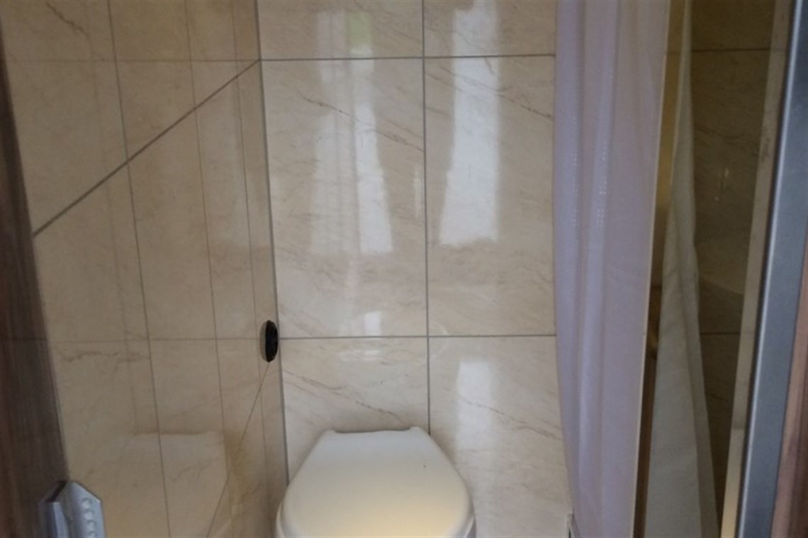 luxury-volvo-fm9-race-transporter-with-slide