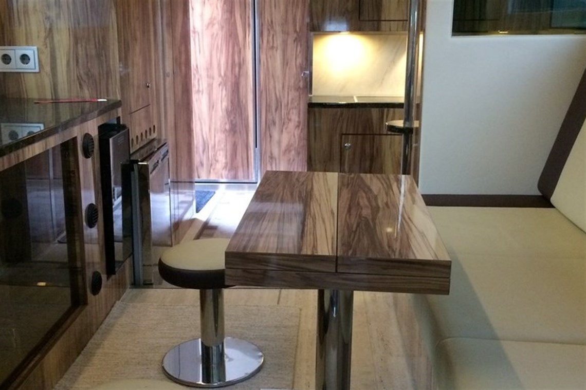 luxury-volvo-fm9-race-transporter-with-slide