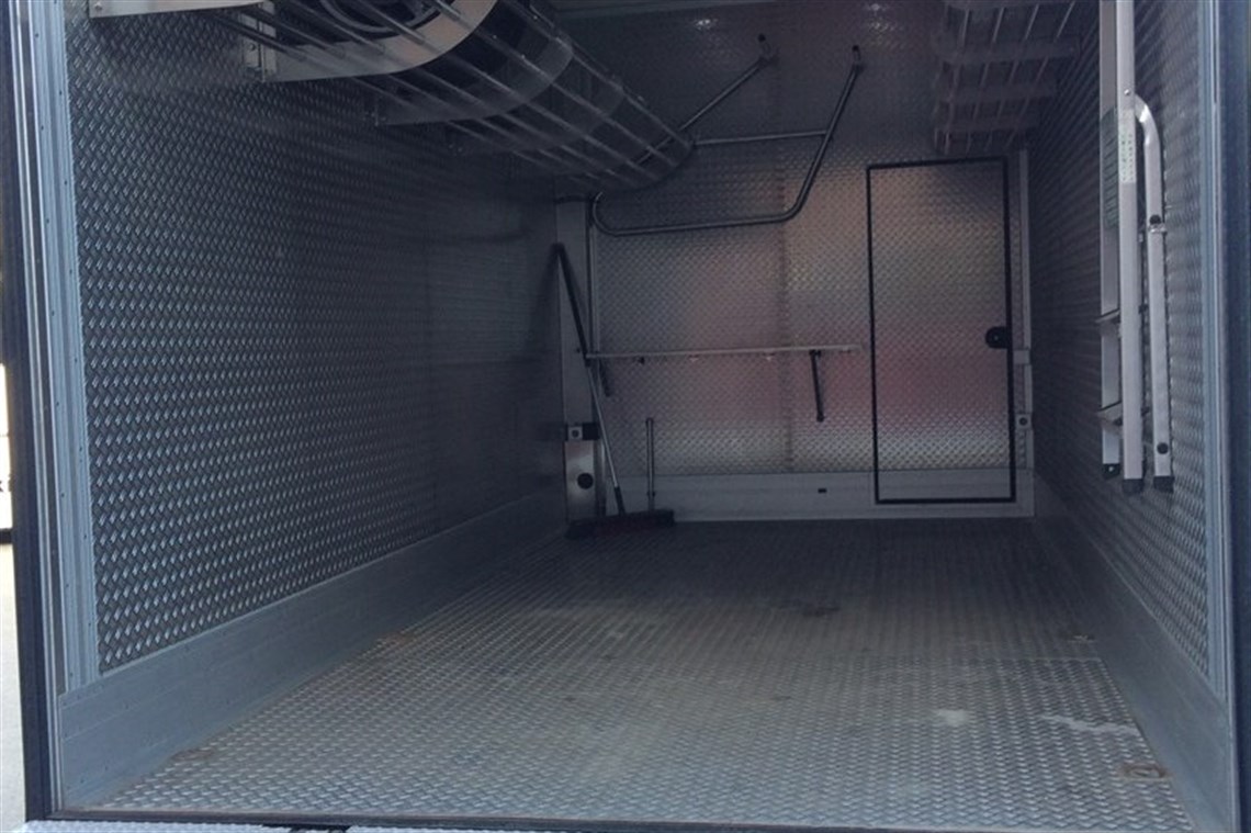 luxury-volvo-fm9-race-transporter-with-slide