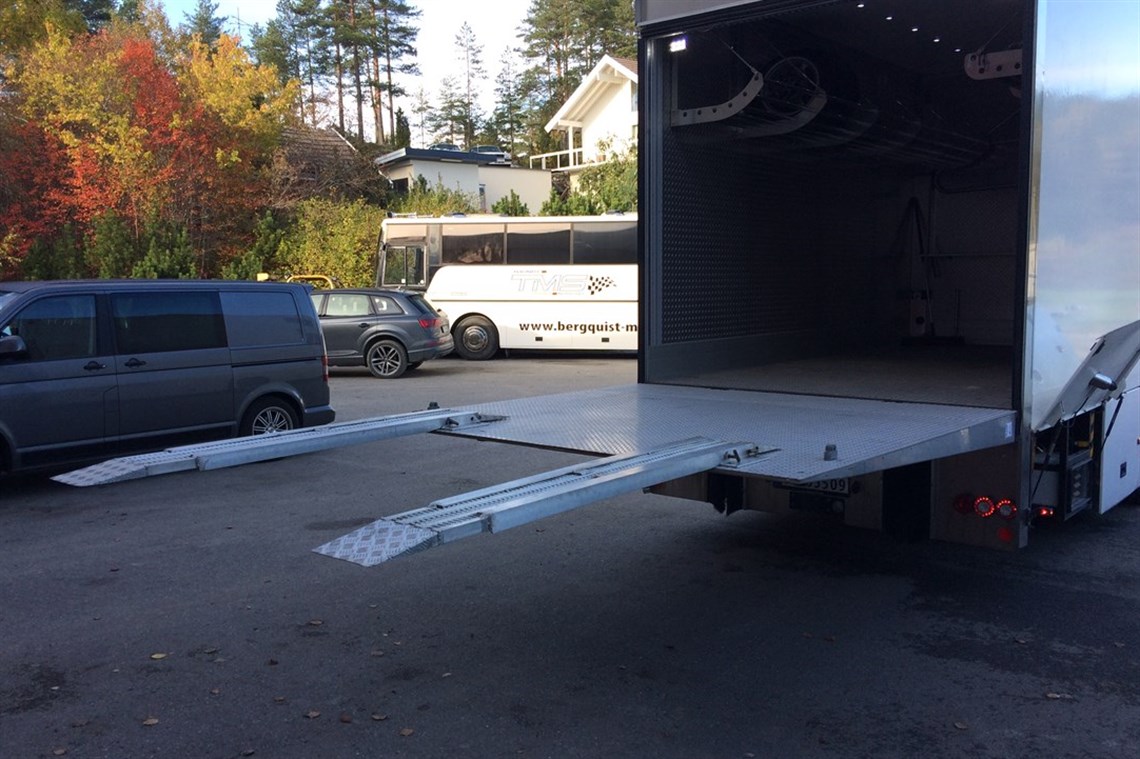 luxury-volvo-fm9-race-transporter-with-slide