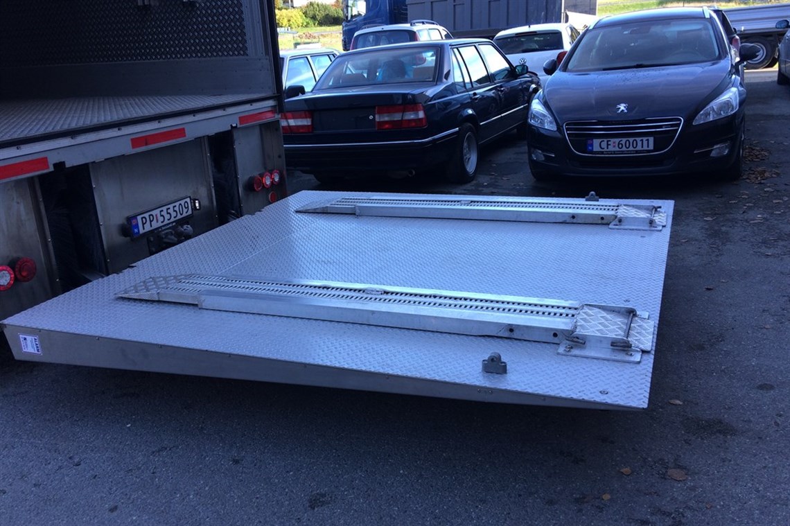 luxury-volvo-fm9-race-transporter-with-slide