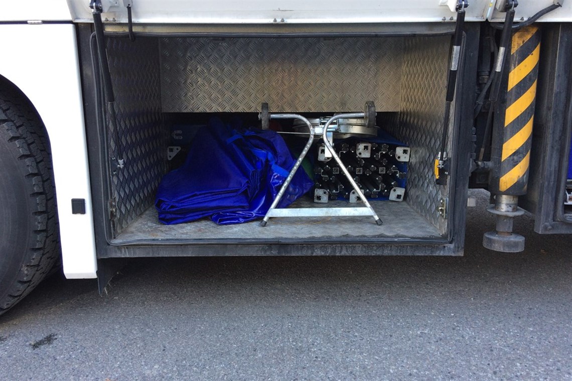 luxury-volvo-fm9-race-transporter-with-slide