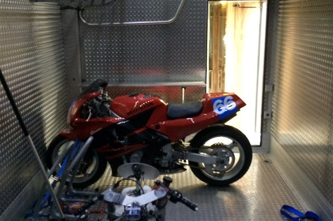 luxury-volvo-fm9-race-transporter-with-slide