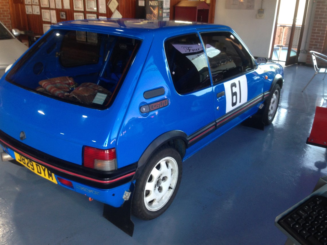 peugeot-205-gti-1900