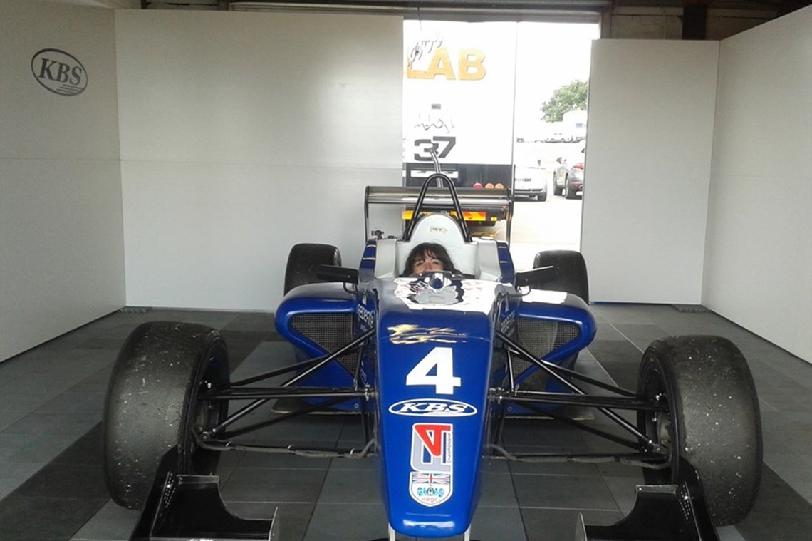 showtrax-seamless-pit-boarding-white