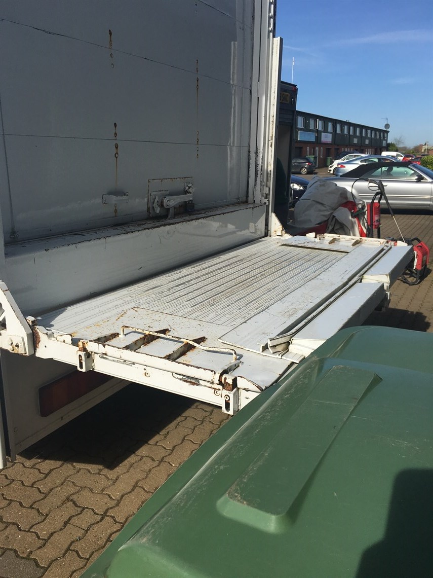 18t-daf-race-truck-and-large-awning