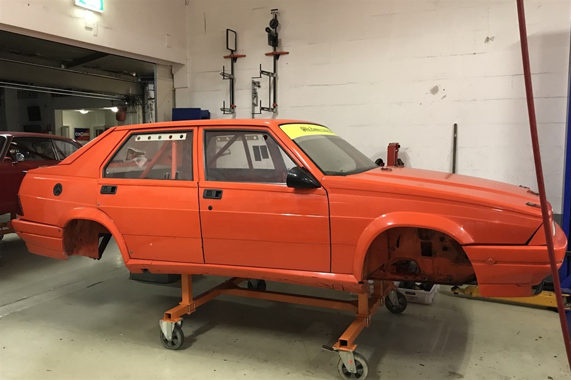 Rustfree and straight Alfa 75 body by www.bellamacchina.nl
