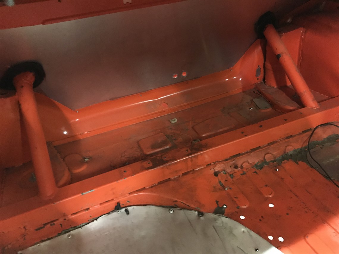 alfa-75-body-with-certified-roll-cage