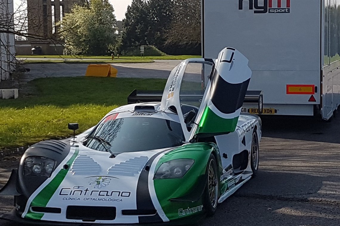 race-teamengineerstaffequipment-available-for