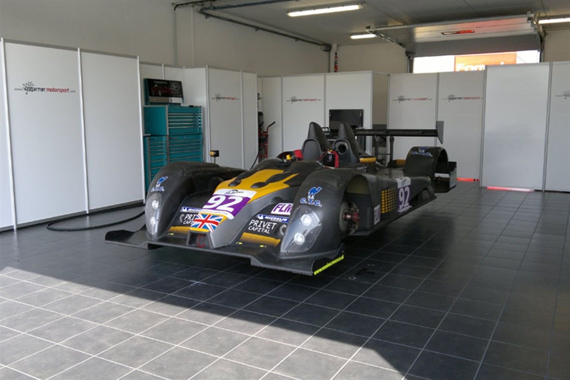 full-garage-set-of-pit-walling-in-white