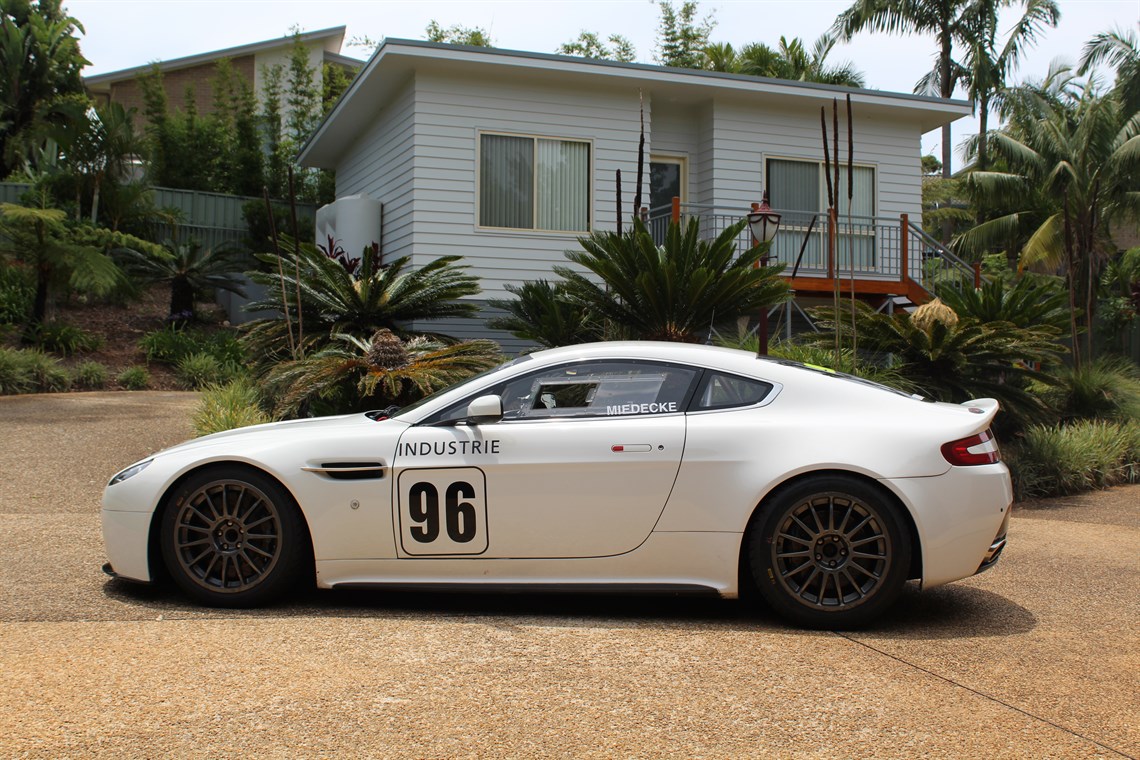 aston-martin-vantage-gt4
