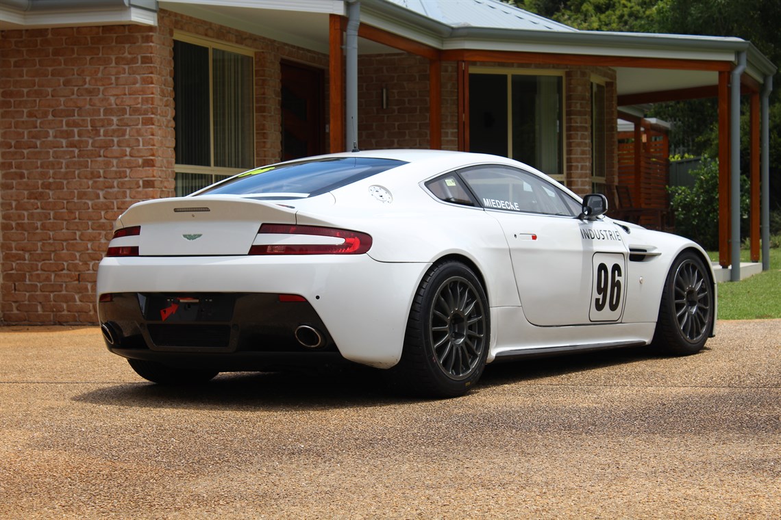 aston-martin-vantage-gt4