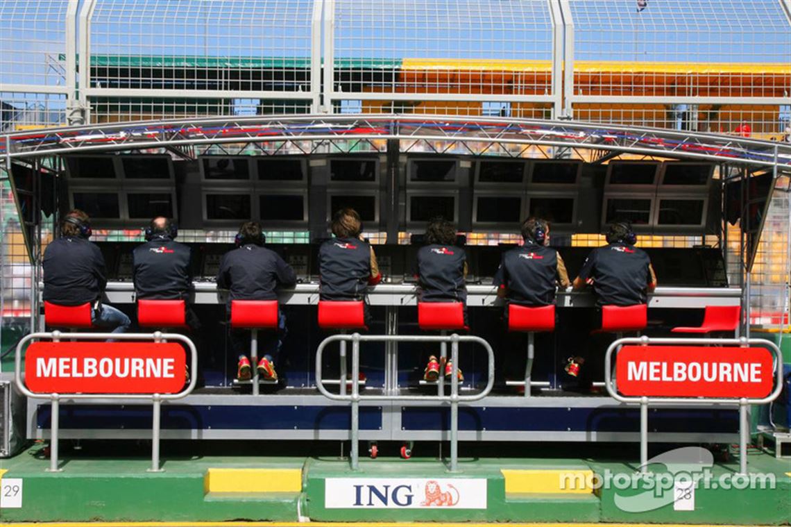 ex-scuderia-toro-rosso-f1-pit-perch