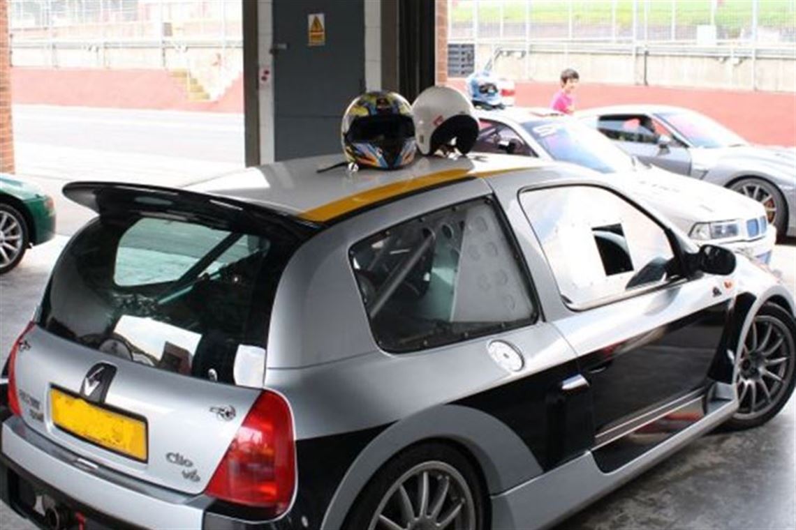 renault-clio-v6-sport-race-car