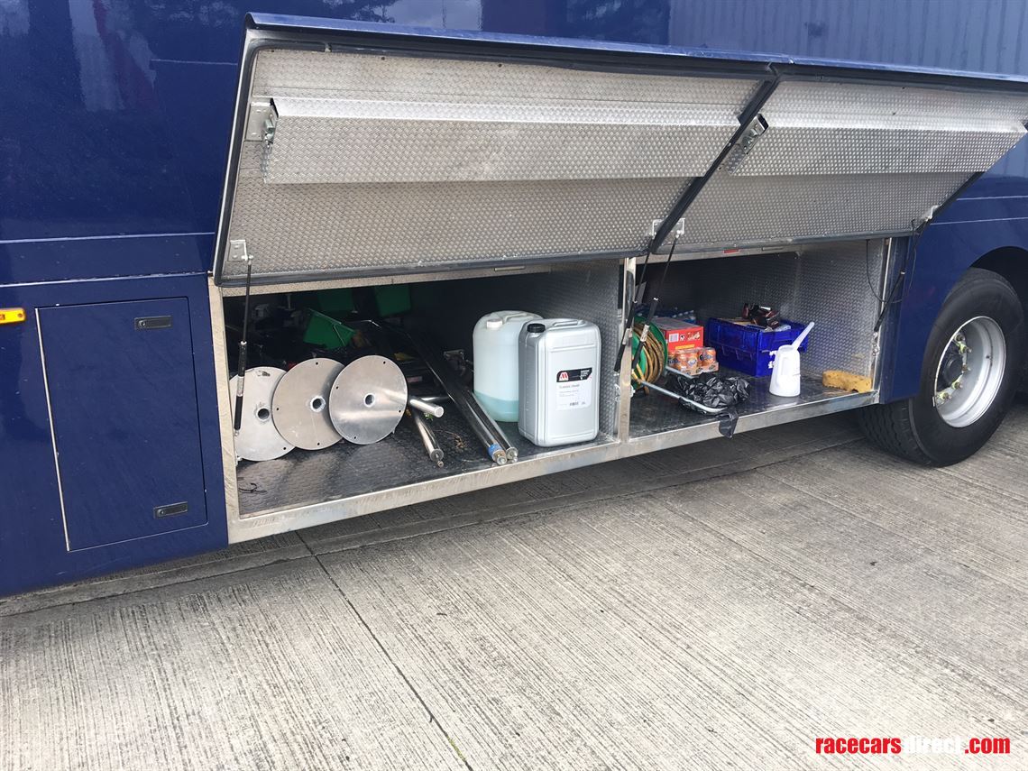race-trailer-ex-redbull-f1-team-for-3-cars