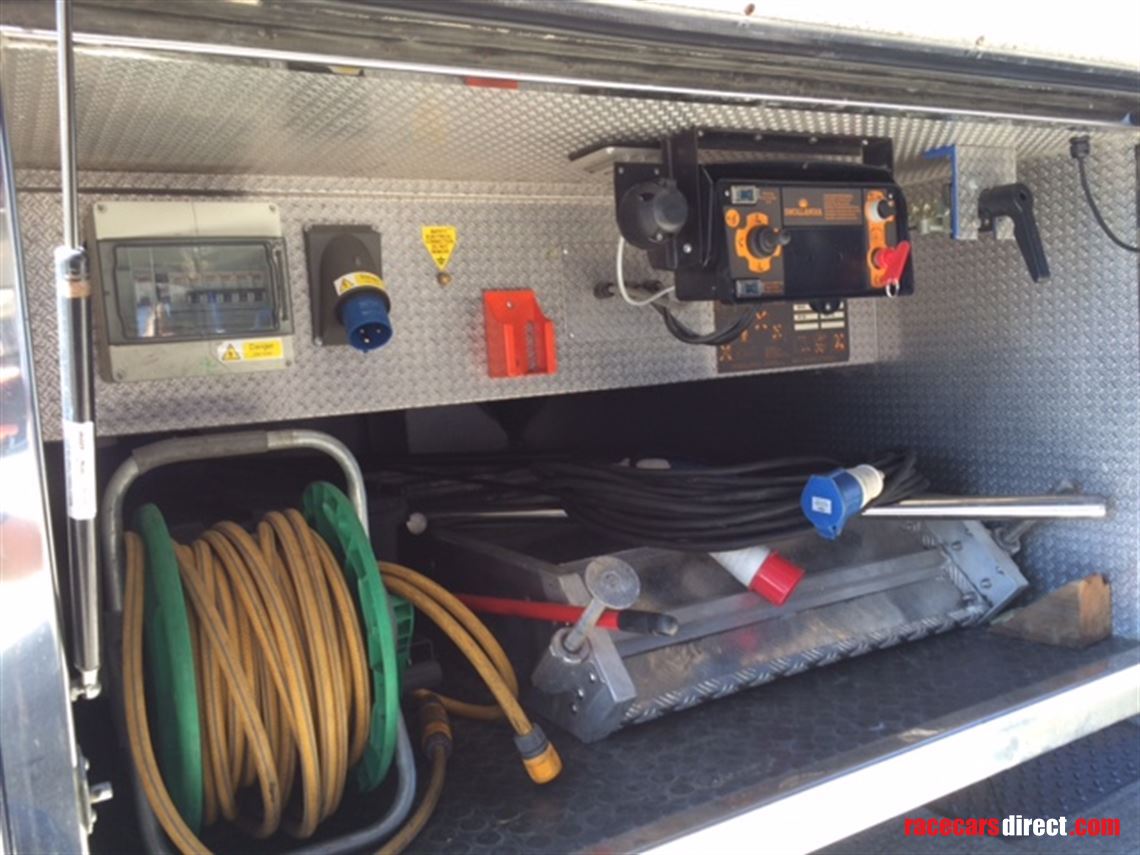 race-trailer-ex-redbull-f1-team-for-3-cars