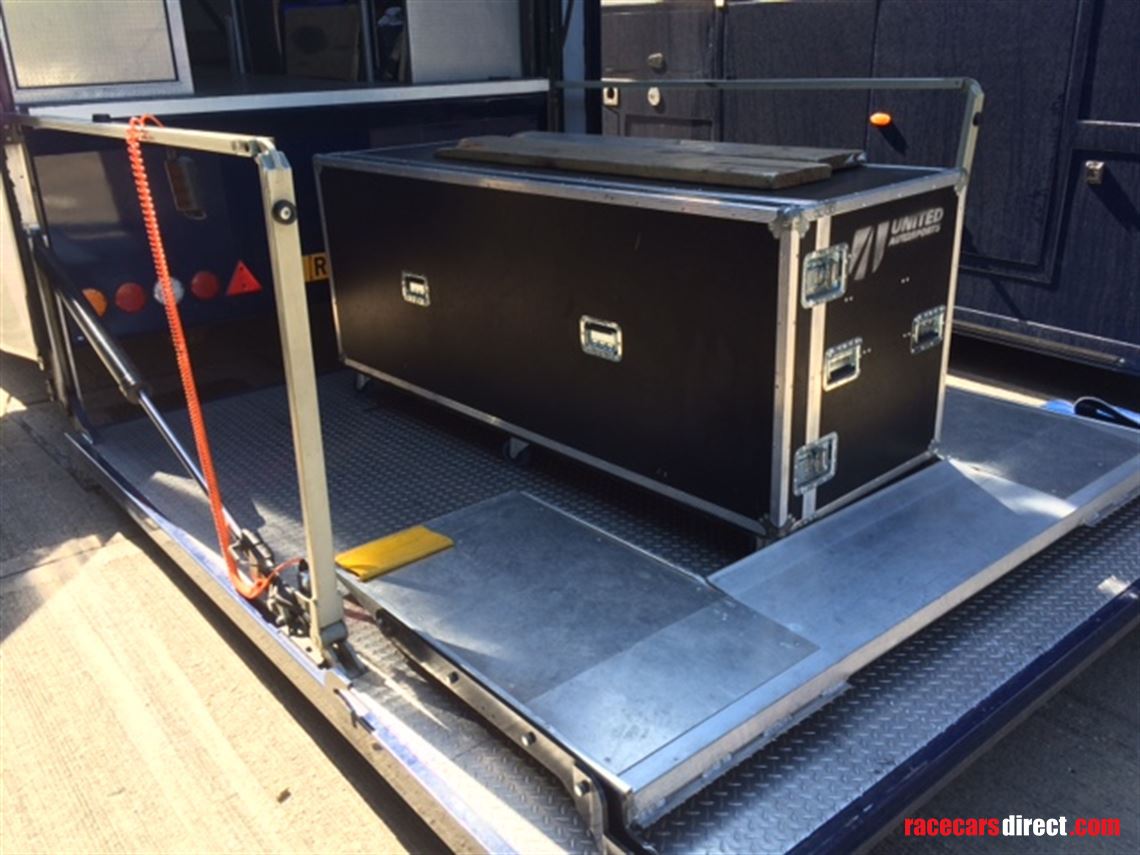 race-trailer-ex-redbull-f1-team-for-3-cars