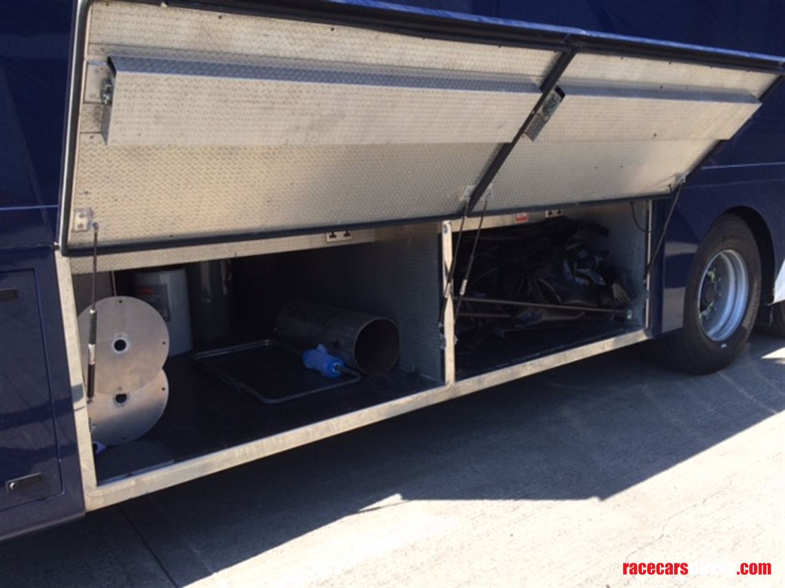 race-trailer-ex-redbull-f1-team-for-3-cars