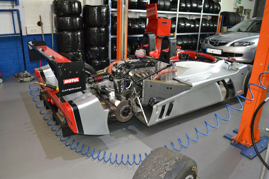 caterham-lola-sp300r