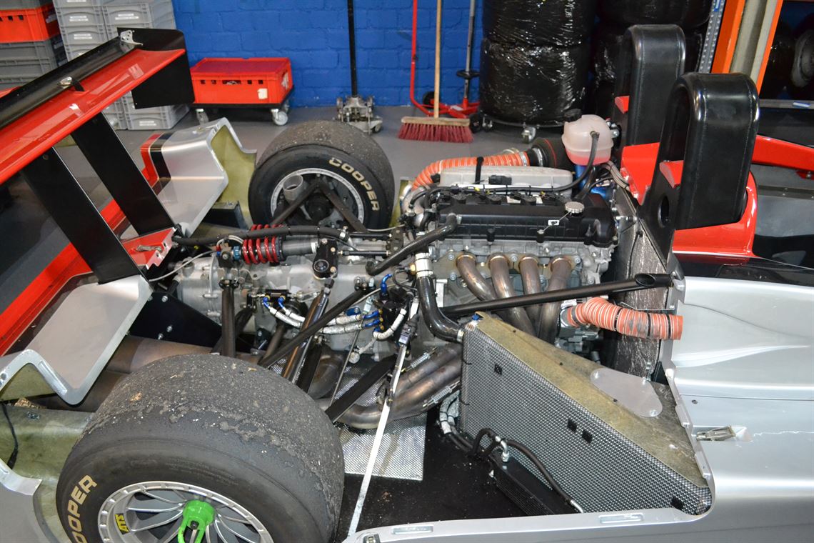 caterham-lola-sp300r