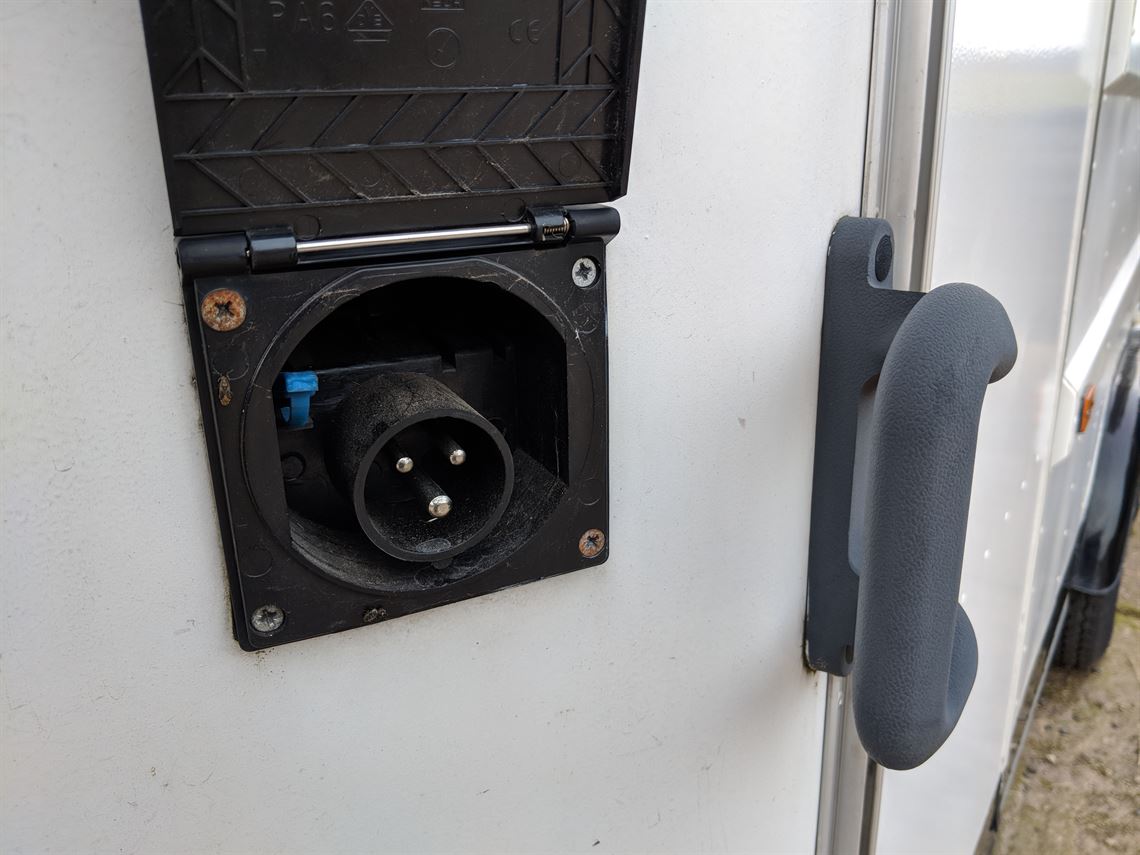 dastle-race-box-with-large-awning-garage