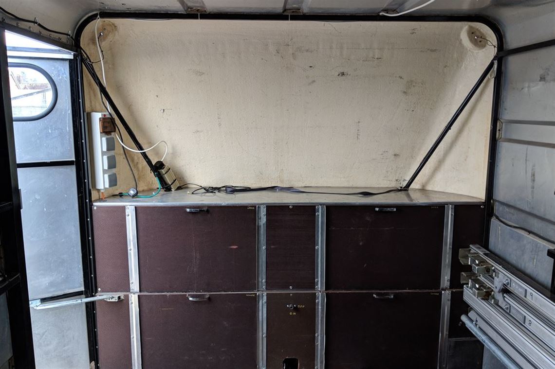 dastle-race-box-with-large-awning-garage