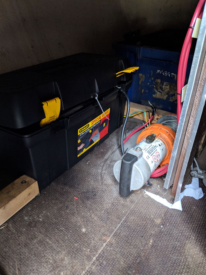 dastle-race-box-with-large-awning-garage