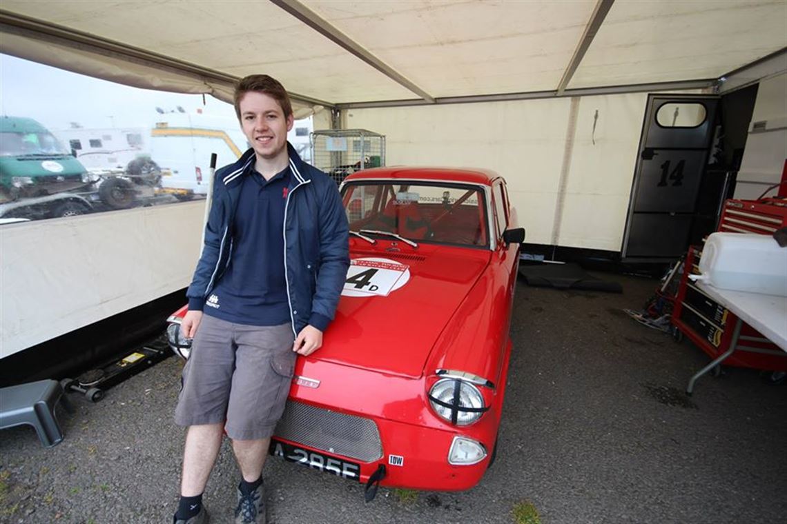 dastle-race-box-with-large-awning-garage