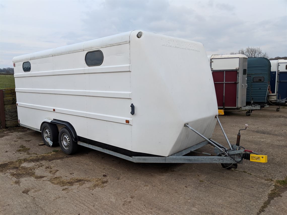 dastle-race-box-with-large-awning-garage