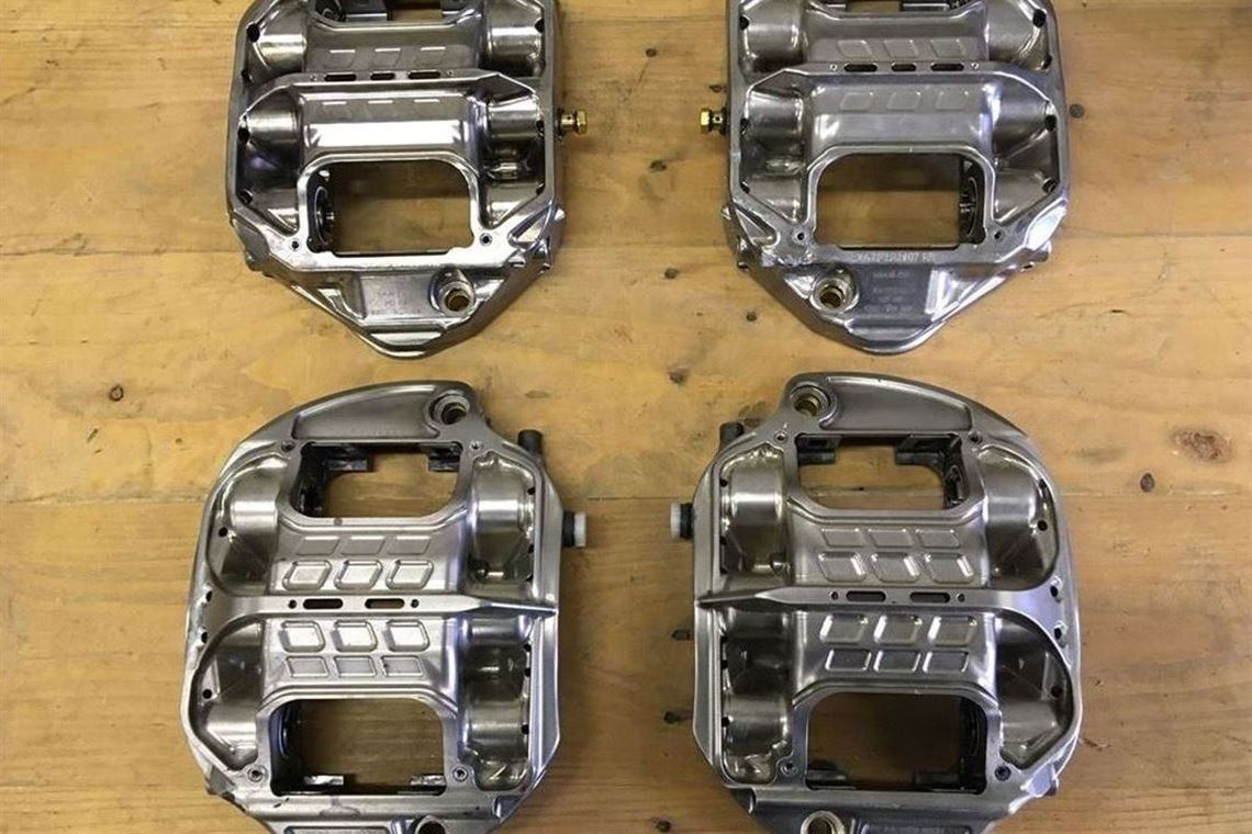 4-x-brembo-six-piston-f1-calipers