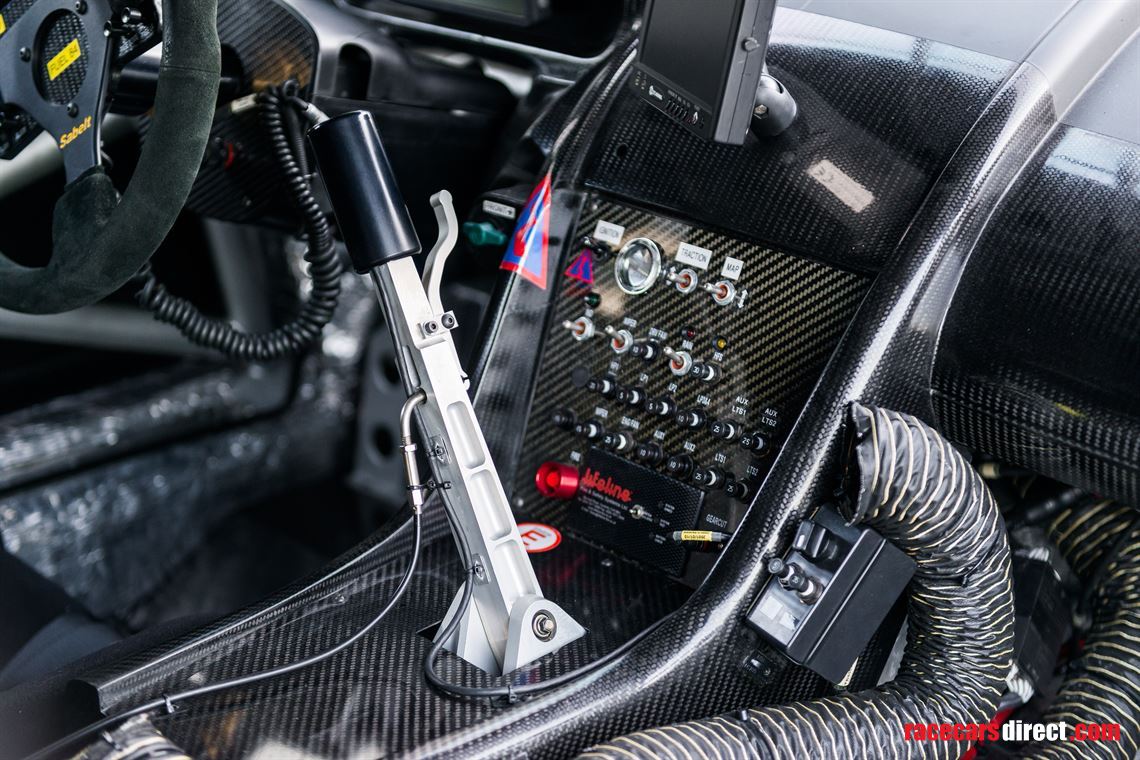 2010-aston-martin-vantage-gt2-006