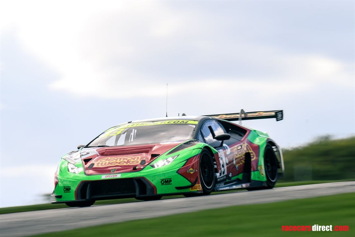 2x-lamborghini-huracan-gt3-race-cars