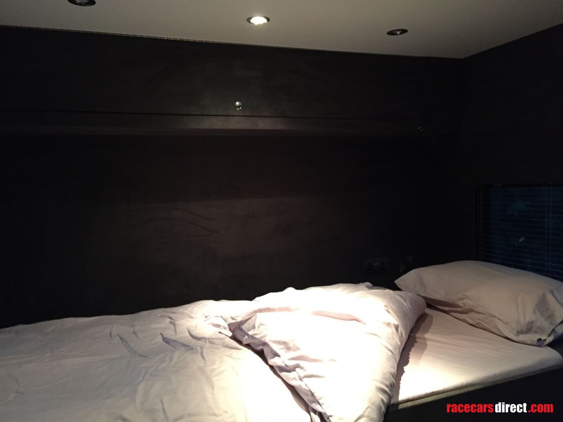 scania-18t-rigid-transporter-with-living-hopk