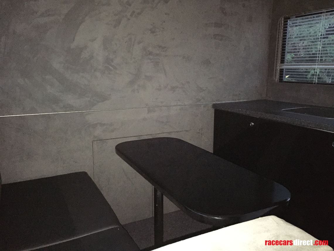 scania-18t-rigid-transporter-with-living-hopk