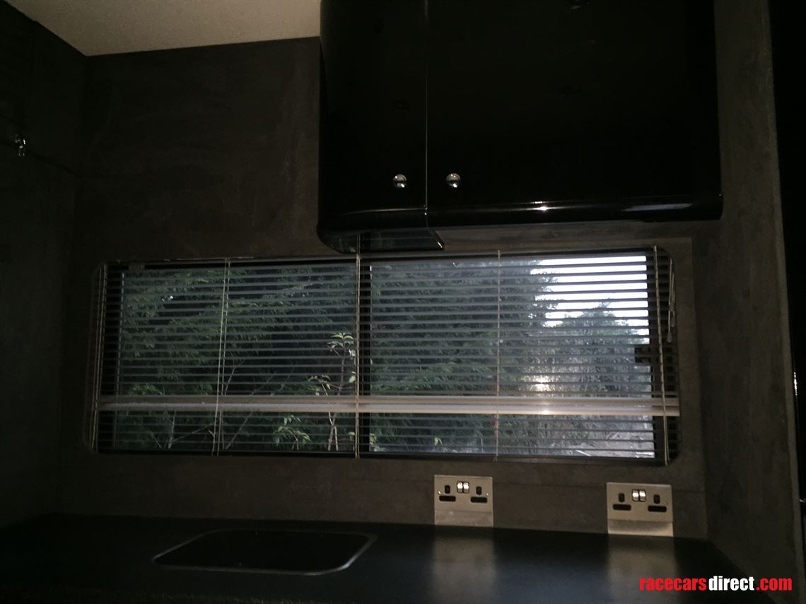 scania-18t-rigid-transporter-with-living-hopk