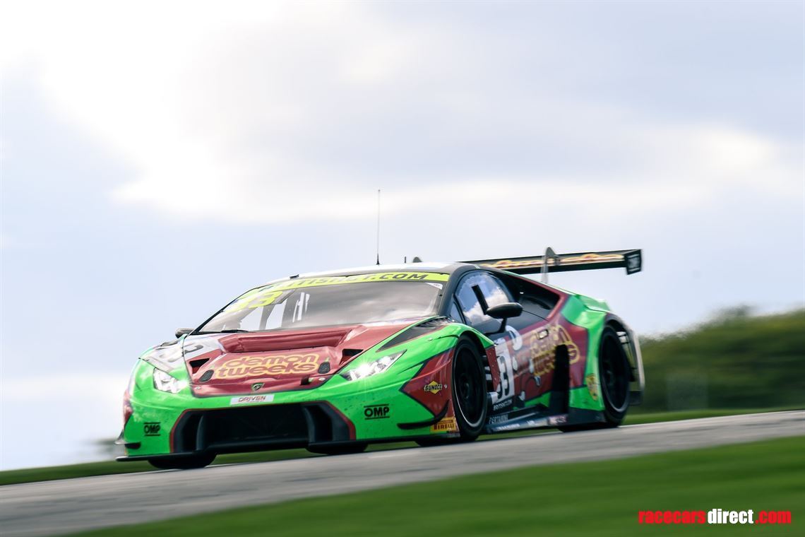 2x-lamborghini-huracan-gt3-race-cars